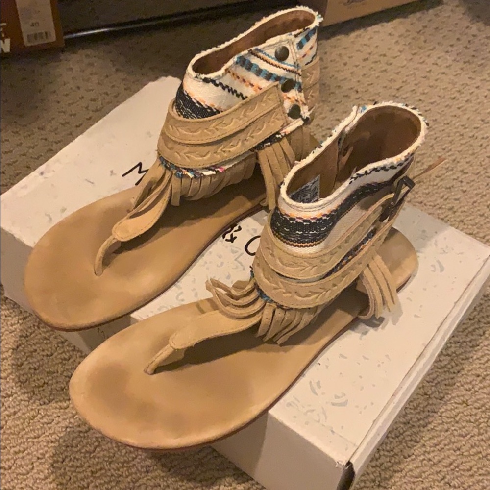 Missed & cloud fringe sandals